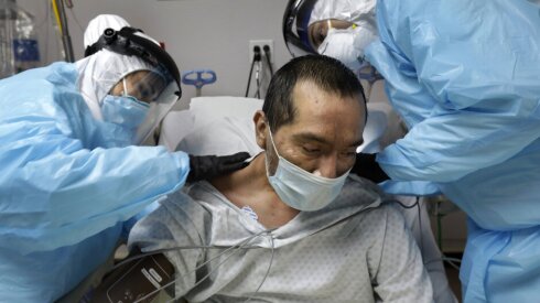 doctors treat a COVID patient in the hospital.