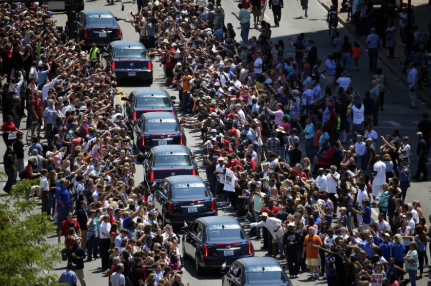 The Ali funeral procession in 2016.png