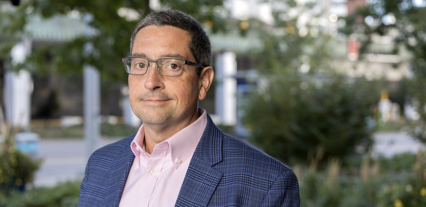 איך ממשלות בארה"ב משתמשות בבינה מלאכותית לשיפור שירותים ציבוריים ותמיכה בעסקים קטנים