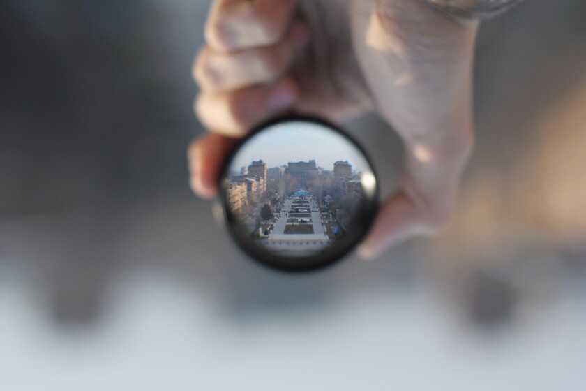 ey-hand-holding-lens-in-focus-jpg-rendition-3840-2560.jpg