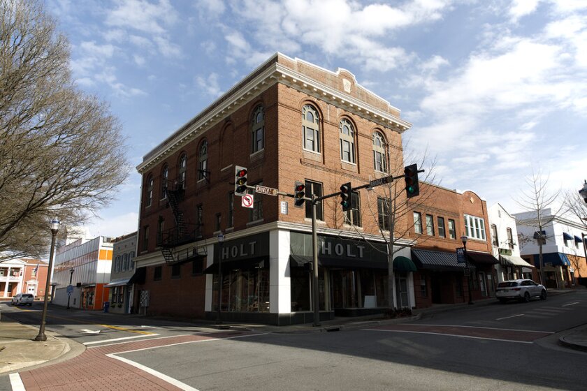 Intersection%2C+quiet+downtown+in+Martinsville%2C+Virginia.