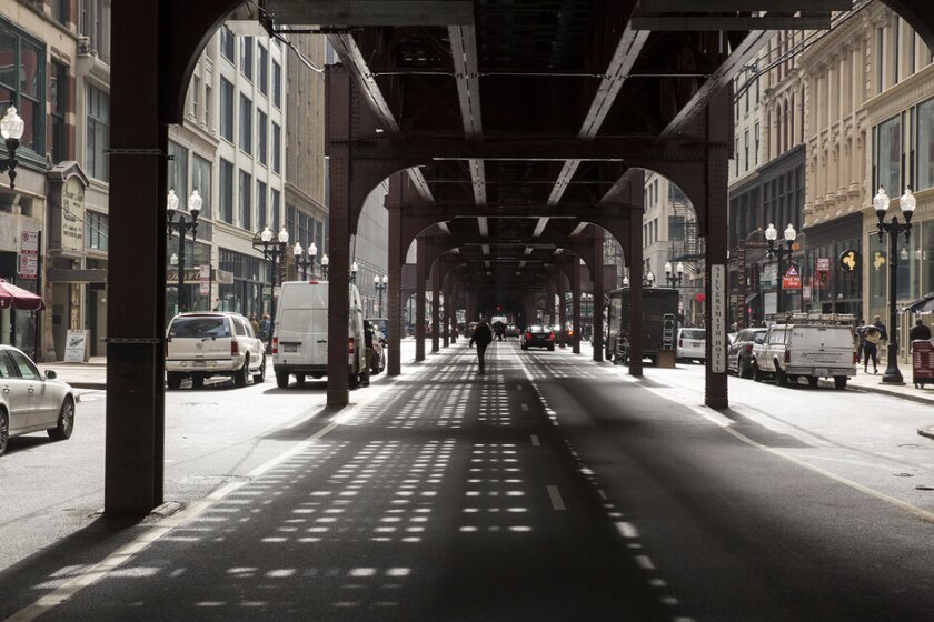 Street+in+downtown+Chicago+with+Loop+tracks+overhead.