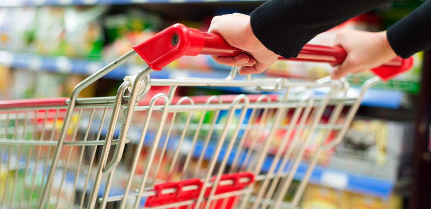 Do AI-assisted shopping carts get people to spend more?