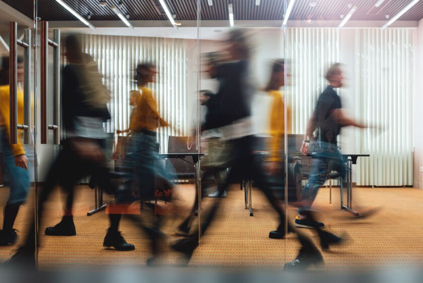 people+walking+in+busy+office