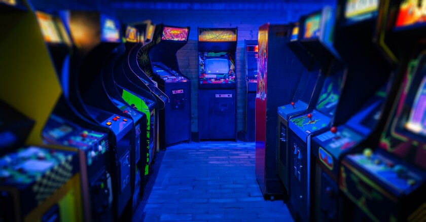 Old,Vintage,Arcade,Video,Games,In,An,Empty,Dark,Gaming
