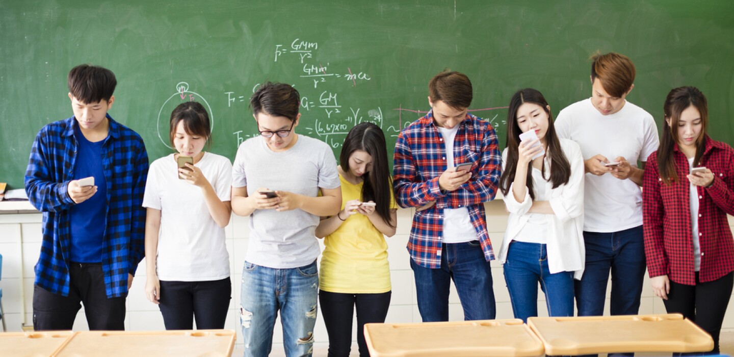 Student Cell Phone Distractions Worse After Virtual Learning student-cell-phone-distractions-worse-after-virtual-learning